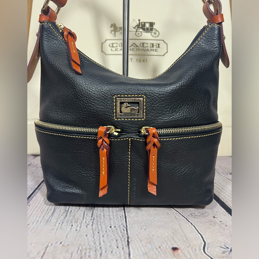Dooney & Bourke Dillen Medium Pocket Sac EXC COND!